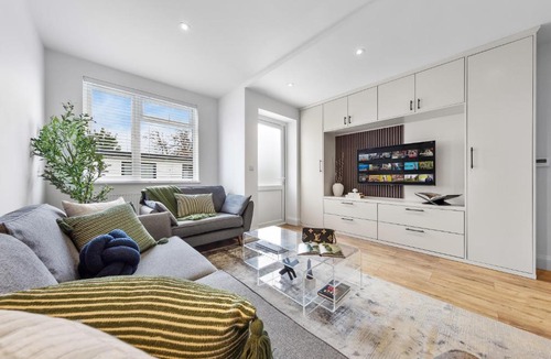 Friern Barnet Apartment | Contemporary 2BR Apt I Near Station I Free WiFi