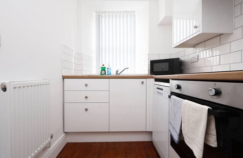 Margam Apartment | Contractor Studio Parking Smart TV & Kitchen