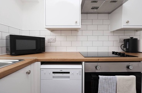 Margam Apartment | Contractor Studio Parking Smart TV & Kitchen