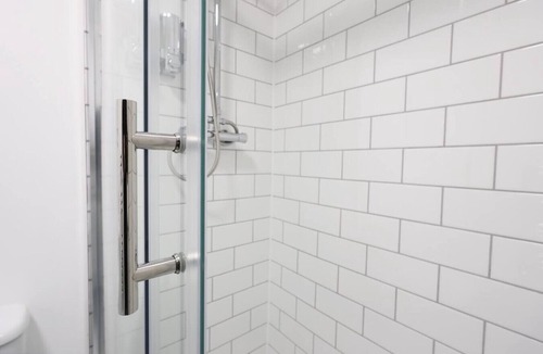 Margam Condo | Contractor Studio Parking Smart TV & Kitchen