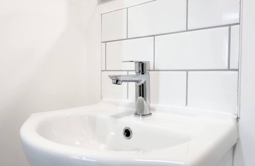 Margam Condo | Contractor Studio Parking Smart TV & Kitchen