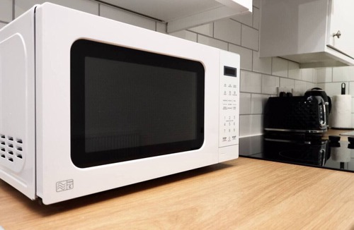 Margam Apartment | Contractor Studio Parking Smart TV & Kitchen