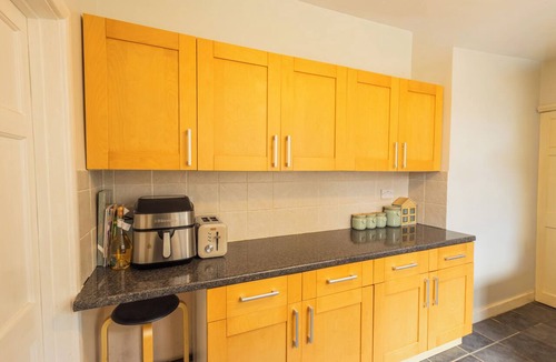 Brooklands Apartment | Convenient 1-Bed Flat Near Queen’s Hospital with High Speed Wifi