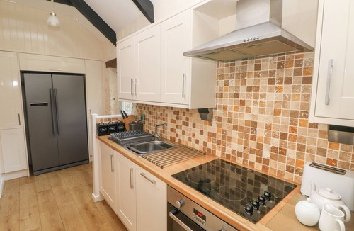 Llys Y Fran Cottage | CORNER COTTAGE, pet friendly, with pool in Maenclochog