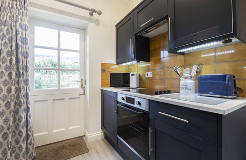Andoversford Cottage | Cosy 2-Bed Cotswold Cottage in Shipton Oliffe