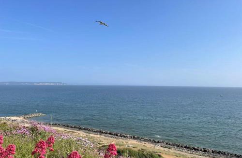 Barton-on-Sea House | Cosy accommodation, easy walk to beach!