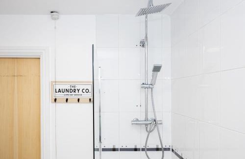 Chorlton-on-Medlock Apartment | Cosy, Central 2 Bed flat parking