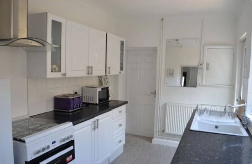 Llanelli House | Cosy & Comfortable Entire Holiday Home, Llanelli. Fully equipped. Dog friendly