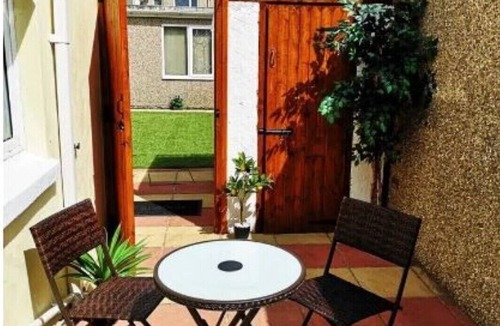 Llanelli House | Cosy & Comfortable Entire Holiday Home, Llanelli. Fully equipped. Dog friendly