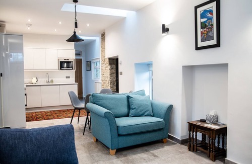 Margam House | Cosy pet friendly bungalow with free WiFi
