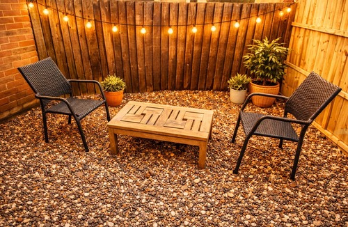 Luton Apartment | Cosy studio close to Luton airport, self check in, WIFI and free parking