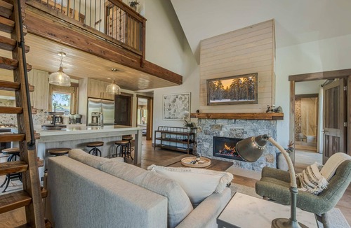 Eureka House | Cottage on the 10th Tee – Beautiful Stay for 7 w/Hot Tub & Fire Pit