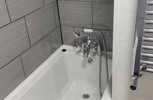 Wyken Apartment | Couples/Business/Family- WiFi- Parking- Sleeps 2