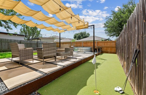 Montopolis House | Cowboy Pool, Fire Pit & Putt Putt Near DT For 10!