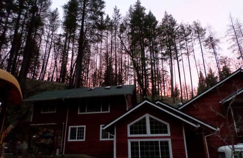 Lakehead House | Cozy 2-bedroom,2bath house in enjoyable Redding with WiFi, AC. 2 creeks