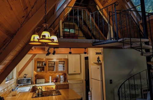 Glencoe Cabin | Cozy & Charming Sierra Nevada mts cabin 40 minutes from Kirkwood Ski resort.
