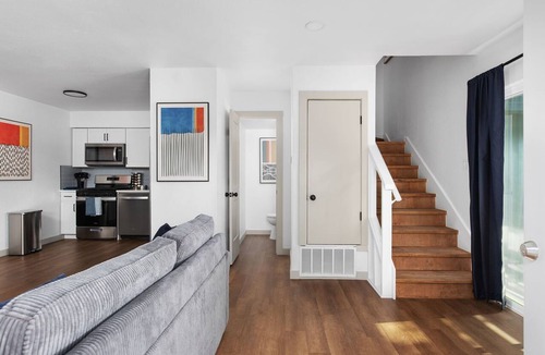 South Lamar Apartment | Cozy-Chic 2BR Patio Ideal for Groups