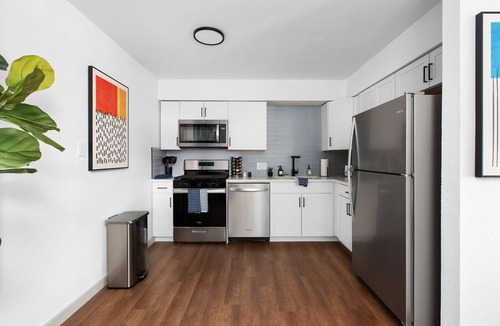 South Lamar Apartment | Cozy-Chic 2BR Patio Ideal for Groups