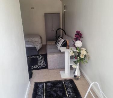 Cheshunt Apartment | COZY DOUBLE Bedroom STUDIO With WIFI & PARKING Waltham Cross