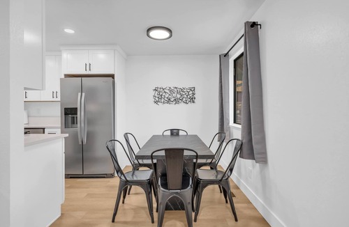 West University House | Cozy Haven Stay/2 Baths/Sleeps 6