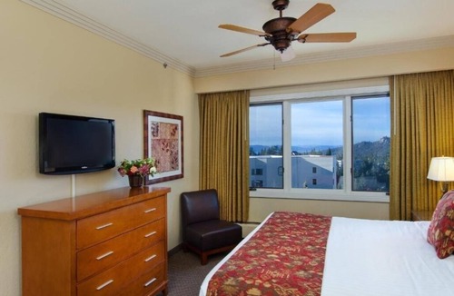 Tahoe Village Hotel | Cozy Nights & Arcade Days in a Villa Made for Family Fun l 2 Rooms w/Kitchen