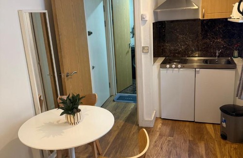 Acton Apartment | Cozy self contained studio flat