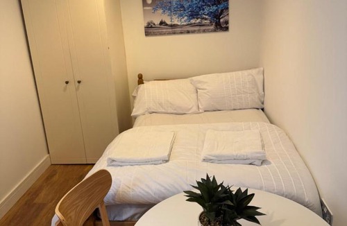 Acton Apartment | Cozy self contained studio flat