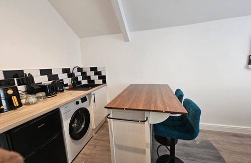 Riverside Apartment | Cozy Studio - Sleeps 2 - Cardiff City Centre