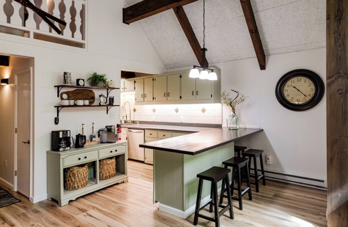 Beech Mountain Ski Chalet | Creekside Ski Chalet Close to Slopes Hot tub Pets slps 16+