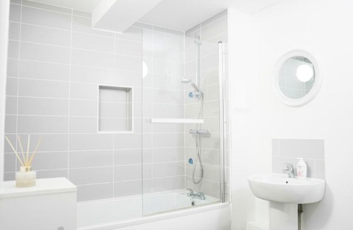 Stratford-upon-Avon Apartment | Croft House Apartments - Scenic Edge, Parking, Sleeps 4