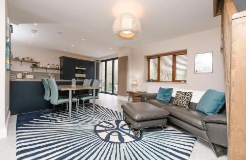 Caerphilly House | Cwmwbwb Lodge