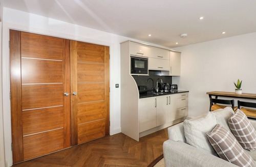 Llangefni Cottage | DAFARN NEWYDD STUDIO, romantic, with a garden in Llangefni