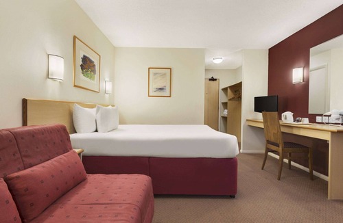 Chesterton Green Hotel | Days Inn by Wyndham Warwick South M40