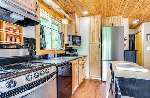 Elk Meadows Cottage | Deck & Fire Pit: Yakima River Retreat in Cle Elum