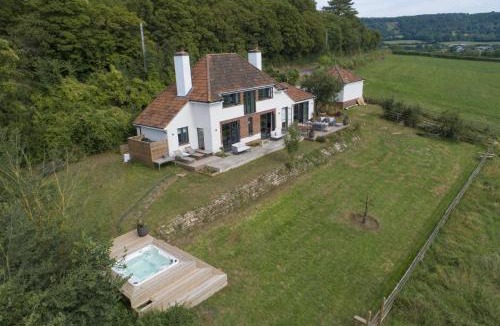 Dundon House | Decoy Farm House - Parking for 3 cars - Hot tub - Wi-Fi