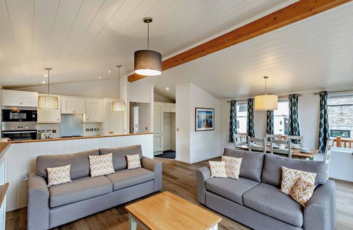 Bowness-on-Windermere Ski Chalet | Deluxe 2 Lodge, slps 4, parking, ensuite & decking