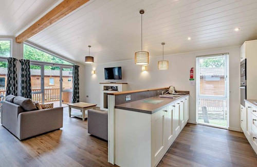 Bowness-on-Windermere Ski Chalet | Deluxe 2 Lodge, slps 4, parking, ensuite & decking