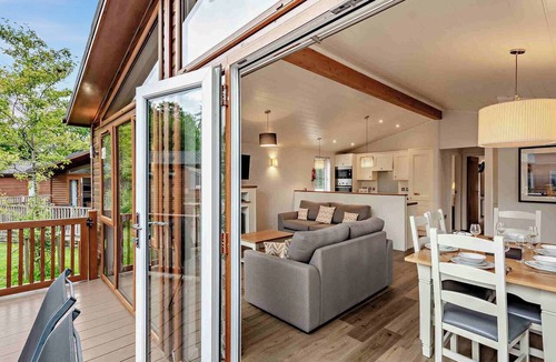 Bowness-on-Windermere Ski Chalet | Deluxe 2 Lodge, slps 4, parking, ensuite & decking