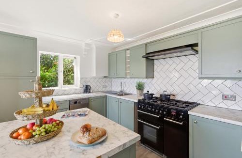 Napton-on-the-Hill House | Detached 4BR, 4 Bathroom, Driveway, WiFi, Smart TV