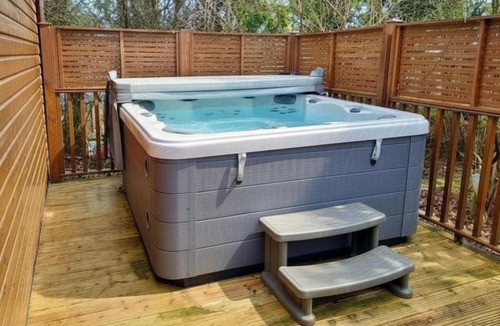 Liverton House | Devon Comfort Lodge with Hot Tub - Spa Resort in Devon