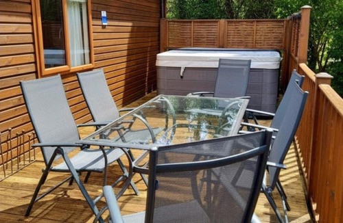 Liverton House | Devon Comfort Lodge with Hot Tub - Spa Resort in Devon