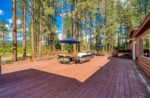 Sloat House | Dog-friendly home on 200 acres with great deck, fishing ponds & river access