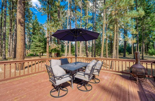 Sloat House | Dog-friendly home on 200 acres with great deck, fishing ponds & river access