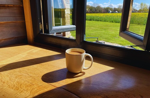 Maidwell Cabin | Dog friendly, Tinywood Four with hot tub set in Long Itchington, Warwick