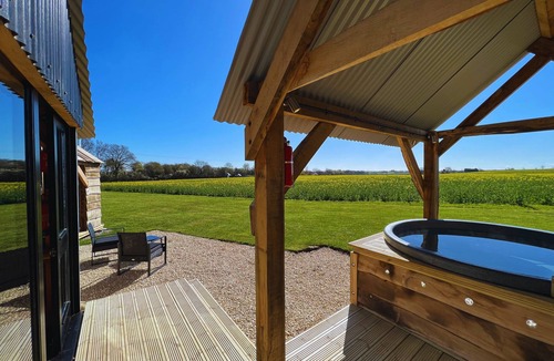 Maidwell Cabin | Dog friendly, Tinywood Four with hot tub set in Long Itchington, Warwick