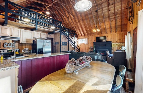 Truckee House | Dog-friendly waterfront cabin with lake views & access - close to slopes