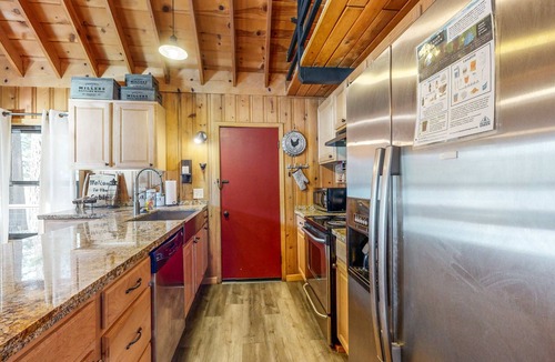 Truckee House | Dog-friendly waterfront cabin with lake views & access - close to slopes