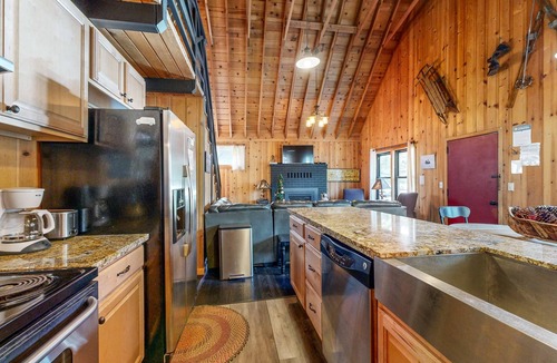 Truckee House | Dog-friendly waterfront cabin with lake views & access - close to slopes