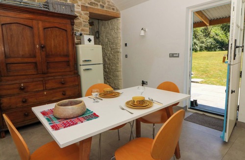 Llandyssiliogogo Cottage | DOLWYLAN BARN, pet friendly, character holiday cottage in New Quay