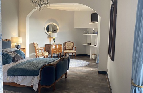 Bellac Bed & Breakfast | Double Deluxe Room - Large with seating area (Room 1)